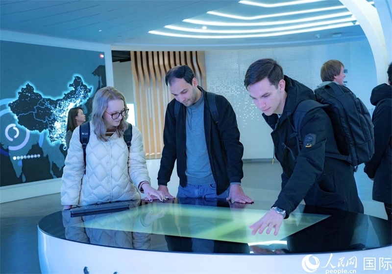 歐亞國家記者在國家大數據（貴州）綜合試驗區(qū)交流體驗中心參觀。人民網 陽茜攝