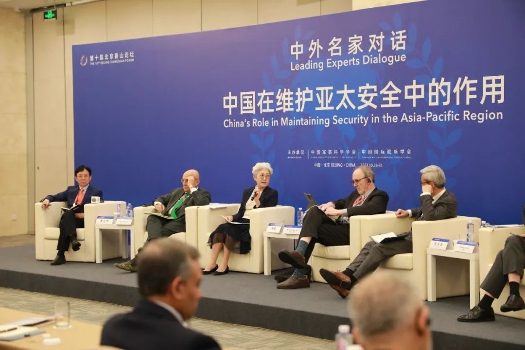 傅瑩（左三）反駁邁克爾·史文（左四）。斯基攝