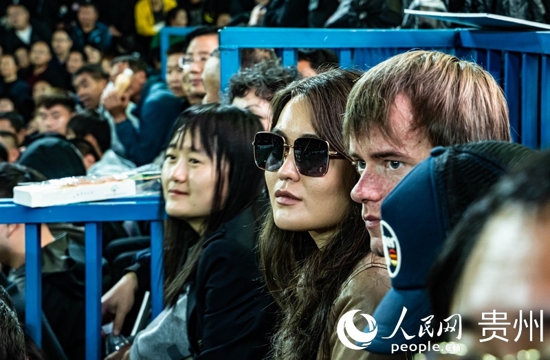 外媒記者走進(jìn)“村BA”決賽現(xiàn)場觀看比賽。人民網(wǎng) 陽茜 攝