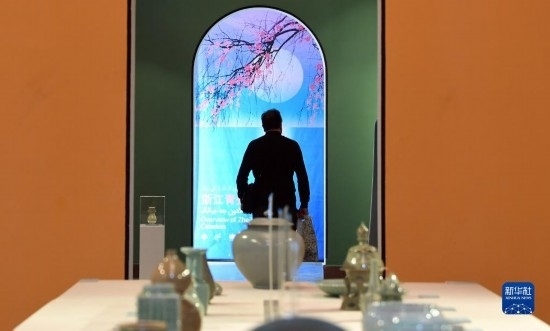 10月30日，人們在伊朗德黑蘭伊朗國家藝術科學院觀看展出的展品。新華社記者 沙達提 攝