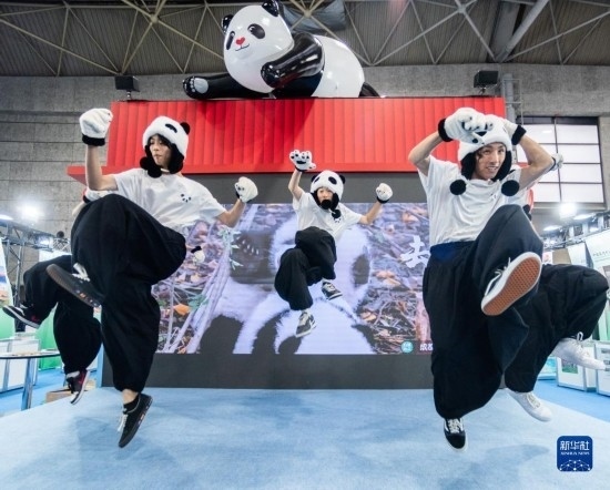  10月29日，街舞隊在日本大阪國際會展中心中國館表演街舞。新華社發(fā)（中國駐大阪旅游辦事處供圖）