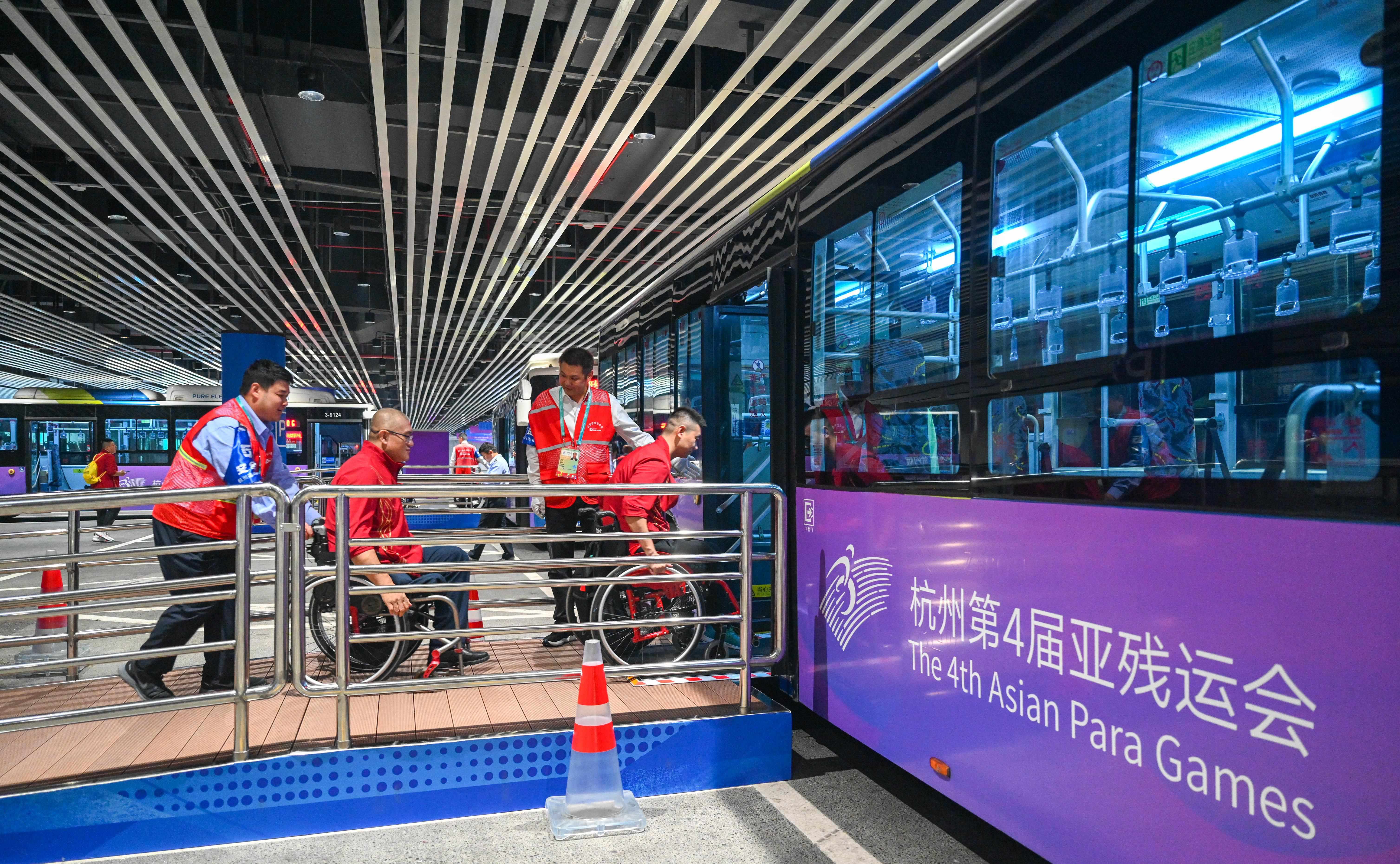 △2023年10月25日，結(jié)束輪椅籃球比賽后的中國(guó)隊(duì)和阿富汗隊(duì)球員通過(guò)無(wú)障礙坡道，順利上車返回運(yùn)動(dòng)員村。