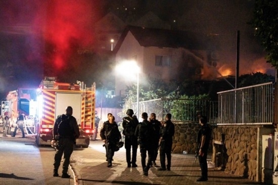  10月29日，在以色列北部城市謝莫納，以軍士兵和急救人員在一處被火箭彈擊中的現(xiàn)場執(zhí)勤。新華社發(fā)（阿亞爾·馬爾戈林?jǐn)z/基尼圖片社）