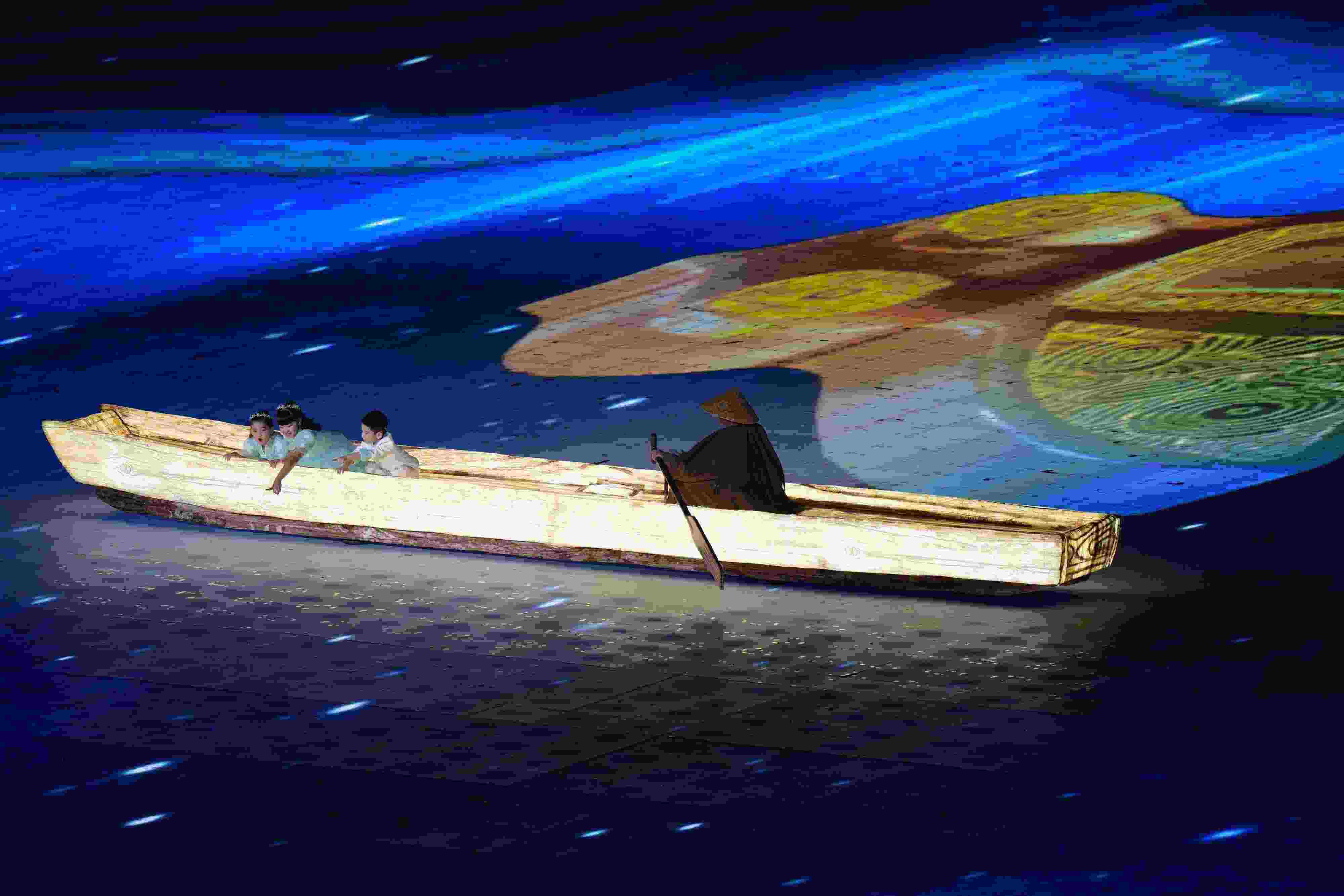 △2023年10月28日，杭州亞殘運(yùn)會(huì)閉幕式上的“中華第一舟”。