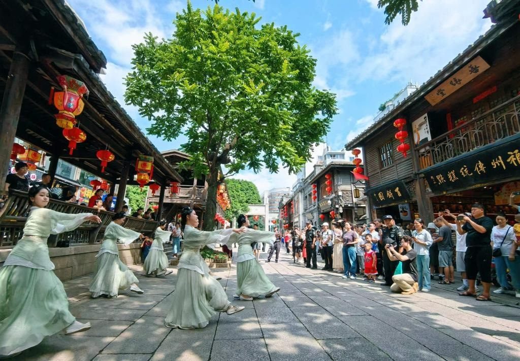 國慶節(jié)期間，福州市三坊七巷歷史文化街區(qū)上演《尋夢閩都》快閃。新華社發(fā)