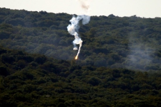 10月28日，閃光彈落在黎巴嫩納古拉樹林中燃起濃煙。新華社發(fā)（阿里·哈希紹攝）