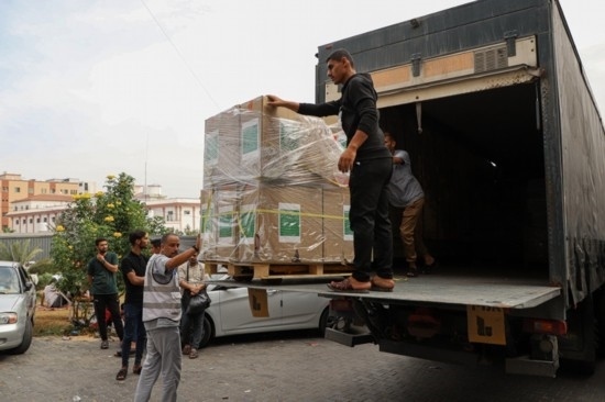  10月29日，工作人員在加沙地帶南部城市汗尤尼斯的一家醫(yī)院搬運(yùn)醫(yī)療援助物資。新華社發(fā)（里澤克·阿卜杜勒賈瓦德攝）