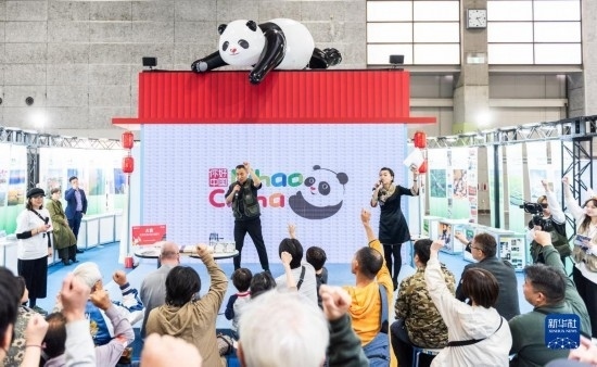  10月29日，游客在日本大阪國際會展中心中國館參與中國旅游知識問答活動。新華社發(fā)（中國駐大阪旅游辦事處供圖）