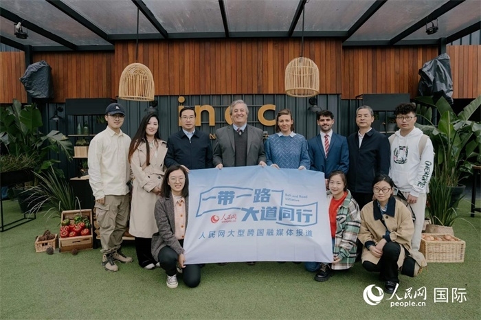 在烏拉圭第118屆普拉多牧農(nóng)業(yè)國際博覽會上，烏拉圭國家肉類協(xié)會主席與人民網(wǎng)記者合影。人民網(wǎng)記者 張若涵攝