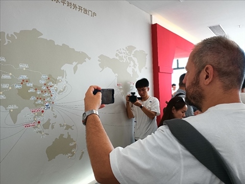 來自波黑的法魯克·博里奇用手機記錄廣州港可以通達到的世界城市與地區(qū)。石青川 攝