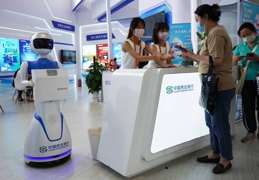 2022年9月4日，在服貿(mào)會首鋼園區(qū)金融服務(wù)專題展上，參觀者在中國民生銀行展臺咨詢金融業(yè)務(wù)。新華社記者 金皓原 攝