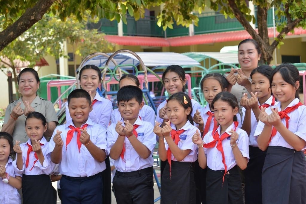 在采訪中，中老友好農(nóng)冰村小學(xué)師生為老中友誼“比心”。