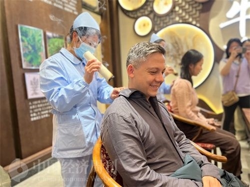  （外媒記者體驗艾灸。中國經(jīng)濟周刊記者 郭志強 攝）