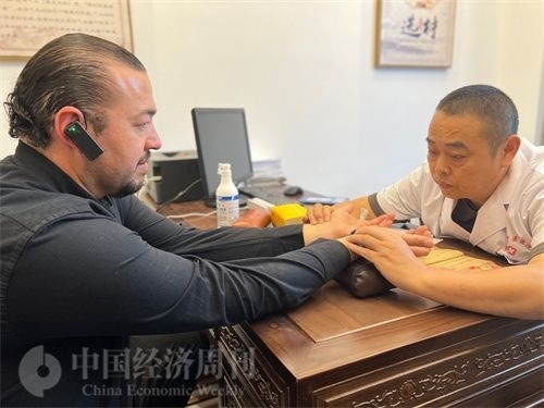  （外媒記者走進中醫(yī)堂，問診中醫(yī)名師。中國經(jīng)濟周刊記者 郭志強攝）