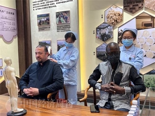  （外媒記者爭先恐后體驗艾灸，直呼神奇。中國經(jīng)濟周刊記者 郭志強 攝）