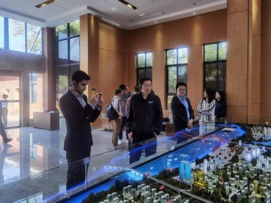 10月24日，2023“一帶一路”媒體合作論壇聯(lián)合采訪團團員在清水塘投資集團招商服務(wù)中心參觀。本報記者 常雯宜攝