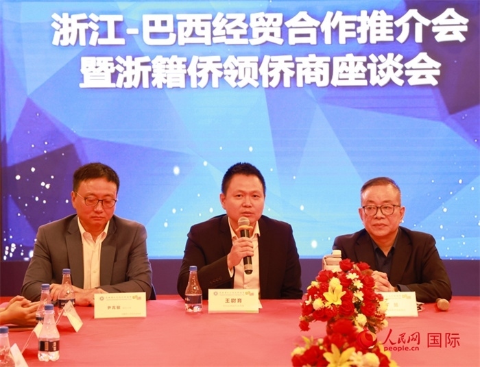 中國(guó)駐里約代總領(lǐng)事王尉育（中）在活動(dòng)中致辭。人民網(wǎng)記者 陳海琪攝