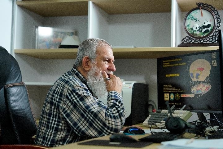 10月31日，古巴科學(xué)家裴德樂在電子科技大學(xué)做科研。