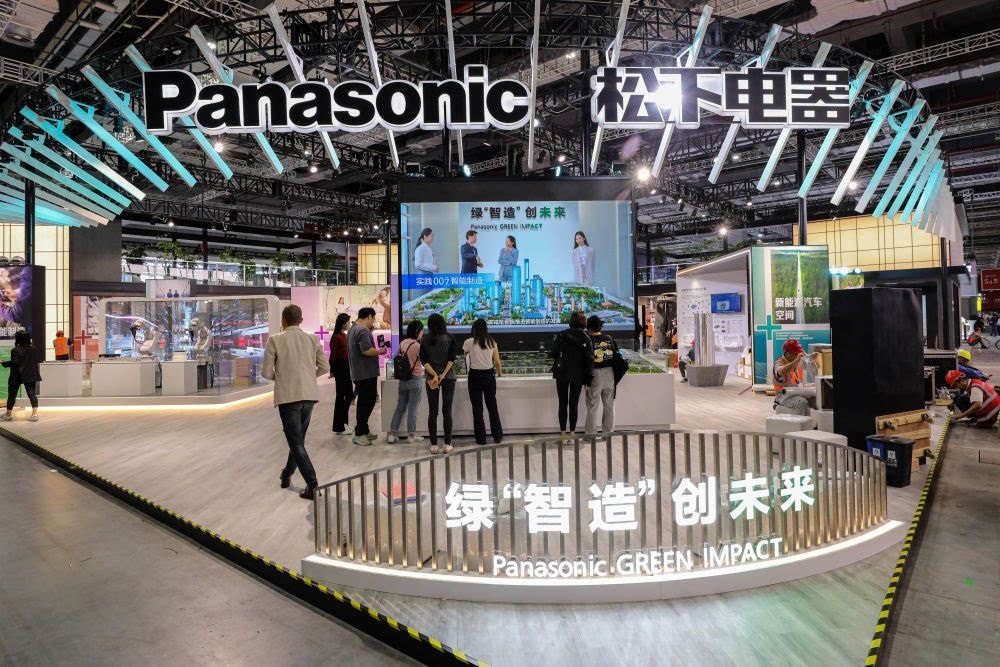 2023年11月2日，工作人員在進(jìn)博會(huì)松下電器展位做準(zhǔn)備工作。新華社記者 辛夢(mèng)晨 攝
