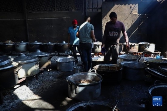 11月3日，在加沙地帶南部城市拉法，人們在煤氣中斷后用柴火做飯。新華社發(fā)（里澤克·阿卜杜勒賈瓦德攝）