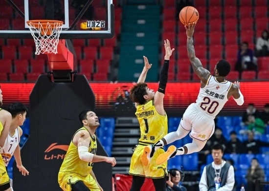 11月4日，北京控股隊(duì)球員費(fèi)爾德（右一）在比賽中投籃。新華社記者 顏麟蘊(yùn) 攝