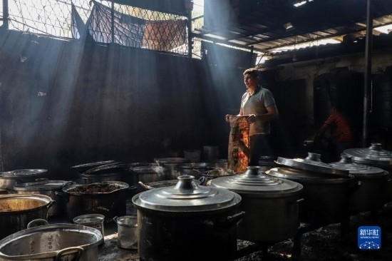 11月3日，在加沙地帶南部城市拉法，人們在煤氣中斷后用柴火做飯。新華社發(fā)（里澤克·阿卜杜勒賈瓦德攝）