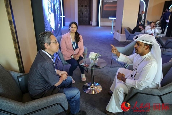 人民網(wǎng)記者采訪迪拜創(chuàng)新企業(yè)家索萊曼·里法伊（右一），索萊曼表示期待加強(qiáng)與中方合作。人民網(wǎng) 塔里克·易卜拉欣 攝