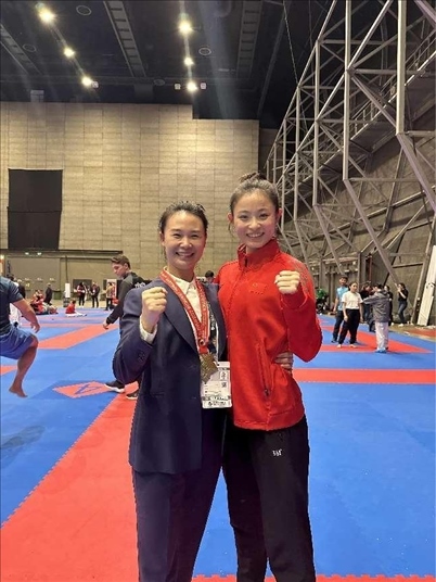 教練李紅（左）與龔莉（右）在2023年匈牙利布達佩斯世界空手道錦標賽上合影。受訪者供圖