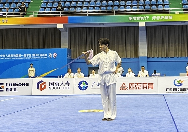 11月6日，第一屆全國學(xué)生（青年）運(yùn)動(dòng)會(huì)武術(shù)套路（大學(xué)組）男子自選劍術(shù)比賽中。人民網(wǎng)記者 歐興榮攝