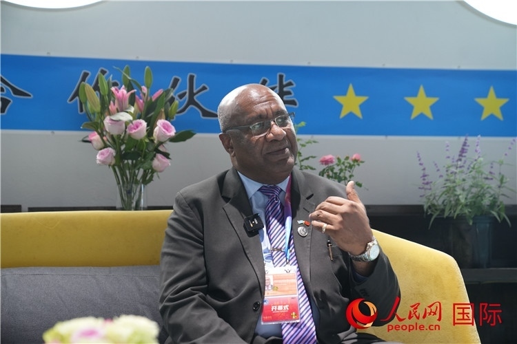 斐濟副總理兼貿(mào)易部長卡米卡米加談參加進博會感受。人民網(wǎng)記者 吳超嵐攝