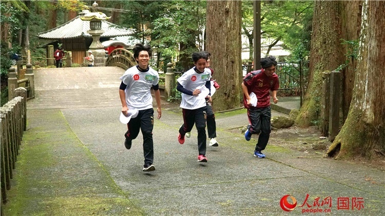 中日青少年在百年古剎里奔跑，揮灑青春的汗水。人民網(wǎng) 蔣曉辰攝