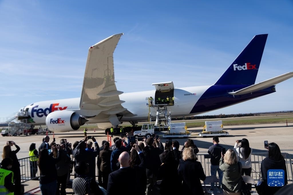 11月8日，在美國(guó)弗吉尼亞州的華盛頓杜勒斯國(guó)際機(jī)場(chǎng)，裝有大熊貓的特制“旅行包廂”準(zhǔn)備運(yùn)上專機(jī)。新華社記者劉杰攝