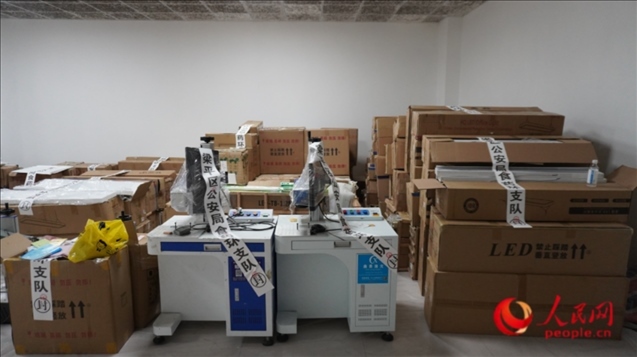 查封的假冒品牌燈具等。人民網(wǎng) 肖聰聰 攝