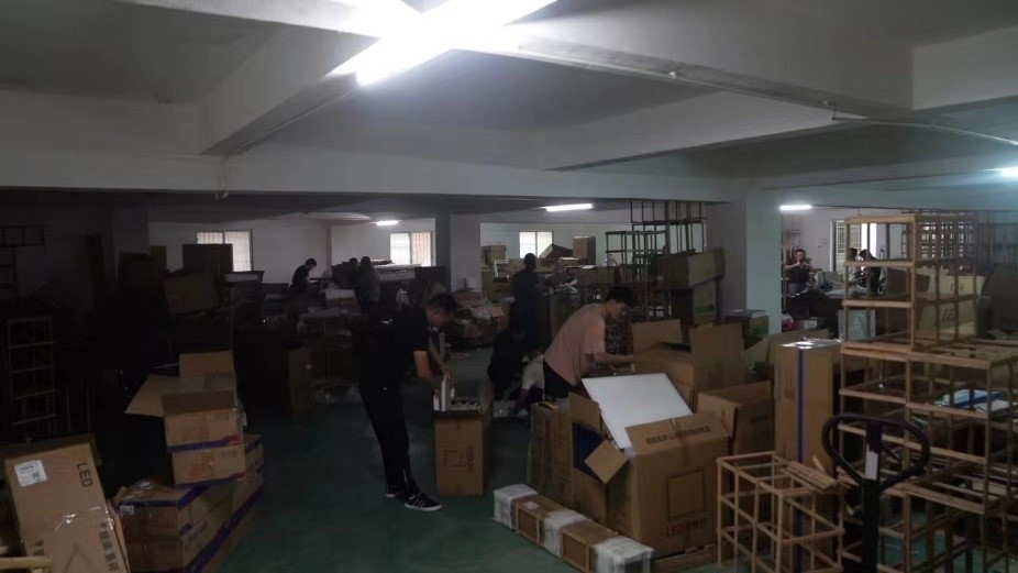 查處倉(cāng)庫(kù)現(xiàn)場(chǎng)。重慶市梁平區(qū)公安局供圖。