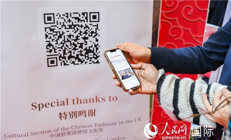 觀眾掃碼《我們的中國(guó)故事》系列視頻。人民網(wǎng) 郭錦標(biāo)攝