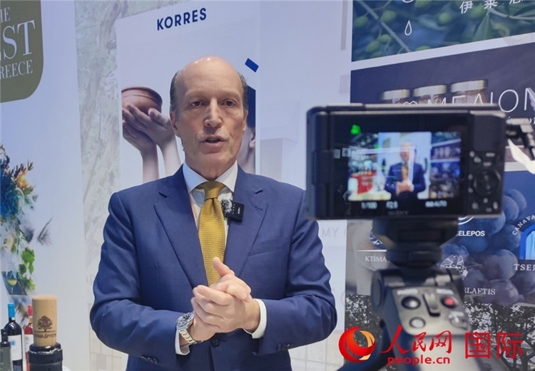 希華集團(tuán)創(chuàng)始人兼首席執(zhí)行官甘德密先生接受采訪。人民網(wǎng) 殷韜攝