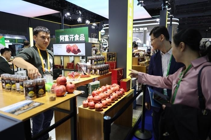 11月6日，在第六屆進博會食品及農(nóng)產(chǎn)品展區(qū)，阿富汗食品吸引參展人員。