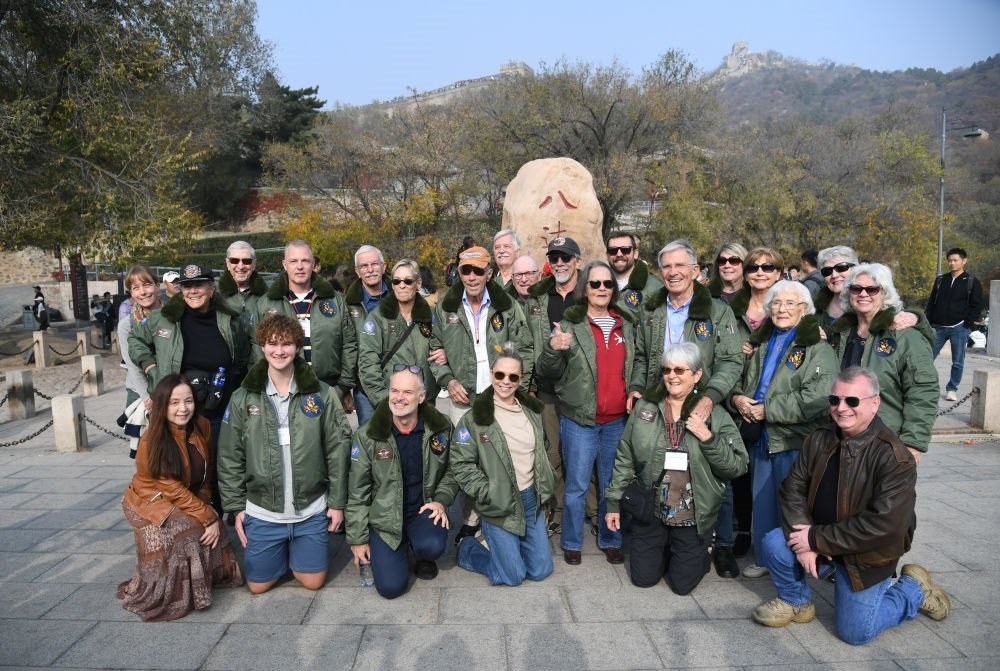 2023年10月29日，飛虎隊(duì)老兵莫耶一行人在北京八達(dá)嶺長城合影留念。當(dāng)日，美中航空遺產(chǎn)基金會訪華代表團(tuán)成員陸續(xù)抵達(dá)北京。新華社記者 任超 攝