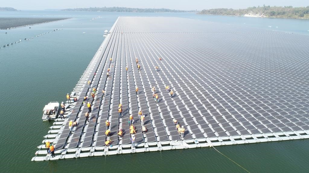 2021年1月23日，施工人員檢查泰國烏汶府詩琳通大壩綜合浮體光伏項(xiàng)目的太陽能板安裝情況。新華社發(fā)（泰國國家電力局項(xiàng)目組供圖）