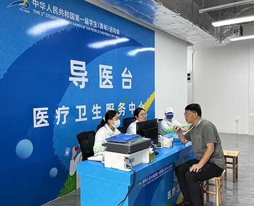 村內(nèi)住客在醫(yī)療衛(wèi)生服務(wù)中心導(dǎo)醫(yī)臺(tái)問(wèn)診。人民網(wǎng)記者 歐興榮攝