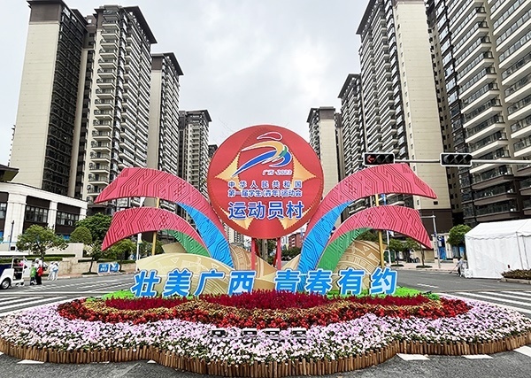 運(yùn)動(dòng)員村入口處標(biāo)識(shí)標(biāo)牌成為極受歡迎的打卡點(diǎn)。人民網(wǎng)記者 歐興榮攝