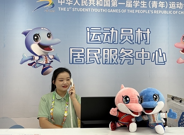 朱珊妮在接聽(tīng)住宿服務(wù)中心的熱線電話。人民網(wǎng)記者 歐興榮攝