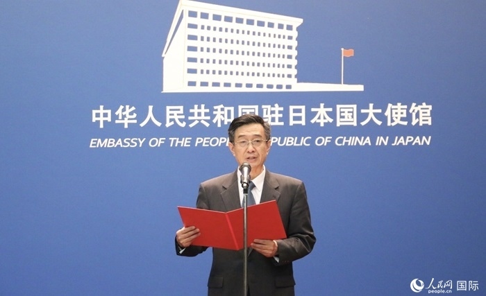 中國駐日本大使館教育處公使銜參贊杜柯偉宣讀獲獎人員名單。人民網(wǎng) 許可攝