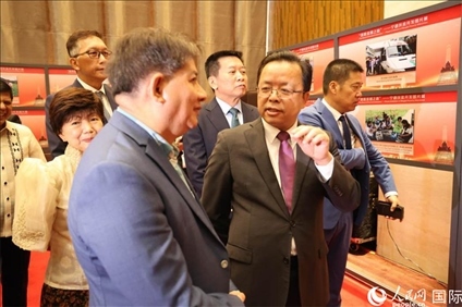 論壇期間配套舉行“‘?dāng)[脫貧困之路’——寧德扶貧開(kāi)發(fā)圖片展”。人民網(wǎng)記者樊帆 攝