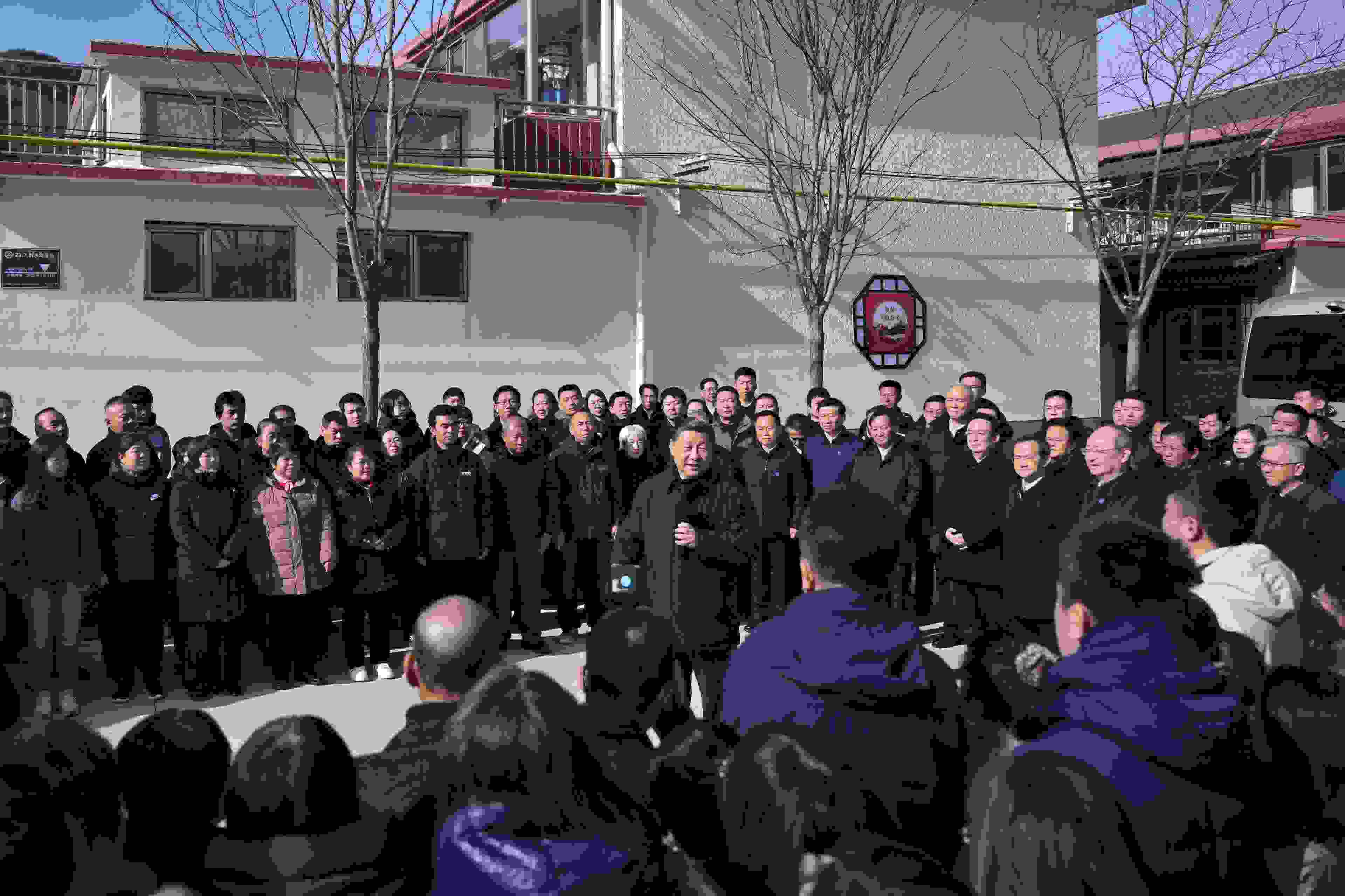 2023年11月10日，習(xí)近平總書記在北京市門頭溝區(qū)妙峰山鎮(zhèn)水峪嘴村考察時，同當(dāng)?shù)厝罕娪H切交流。