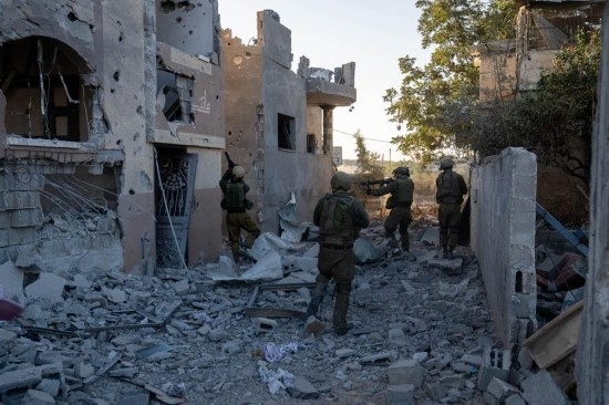 這張以色列國防軍11月12日發(fā)布的照片顯示，以軍地面部隊在加沙地帶北部開展軍事行動。新華社發(fā)