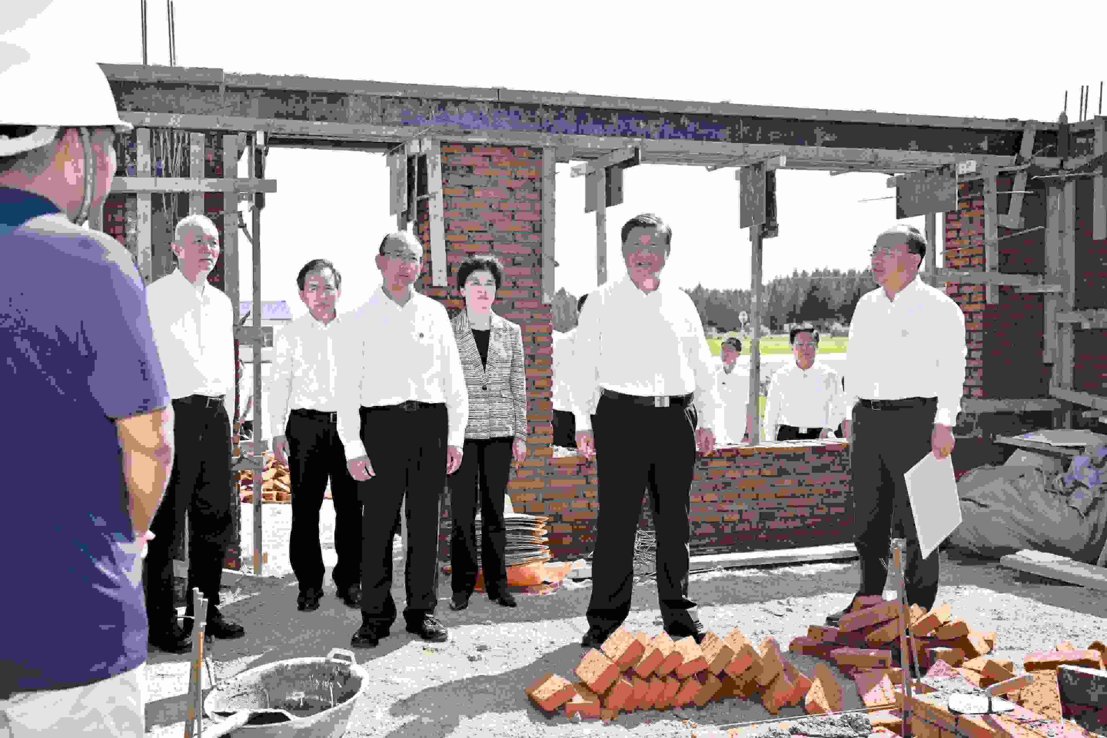 2023年9月7日，習(xí)近平總書記在遭受洪澇災(zāi)害的黑龍江省哈爾濱尚志市老街基鄉(xiāng)龍王廟村，察看水毀房屋重建情況。