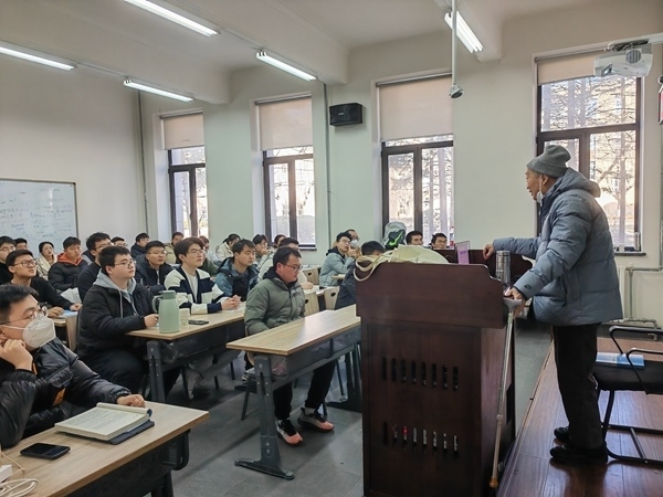 鐘萬(wàn)勰院士為研究生上課。大連理工大學(xué)供圖