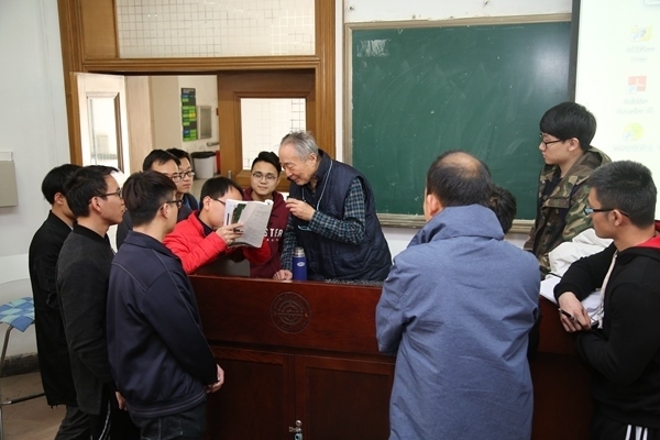 鐘萬(wàn)勰院士為學(xué)生們答疑解惑。大連理工大學(xué)供圖