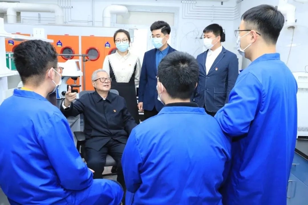 秦裕琨院士在實(shí)驗(yàn)室與青年師生交流。哈爾濱工業(yè)大學(xué)供圖